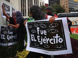 Manifestación de los padres de los 43 normalistas desaparecidos en Iguala, Guerrero, en el cruce de Reforma y Bucareli, a un día que se cumplan 10 años de la tragedia. SUN/D. Sánchez.