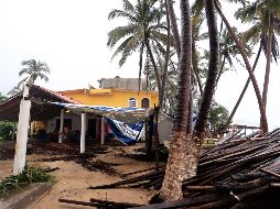 Las fuertes lluvias y vientos resultaron en el desprendimiento de 250 techos, con 150 viviendas colapsadas. EFE / D. Guzmán