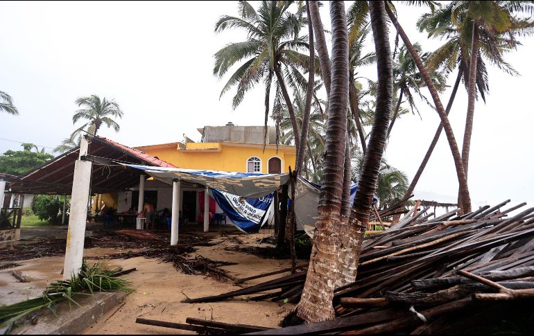 Las fuertes lluvias y vientos resultaron en el desprendimiento de 250 techos, con 150 viviendas colapsadas. EFE / D. Guzmán