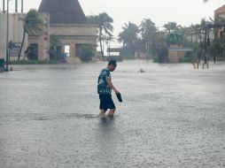 El ciclón generó inundaciones y fuertes vientos en esta zona turística de Quintana Roo. EFE