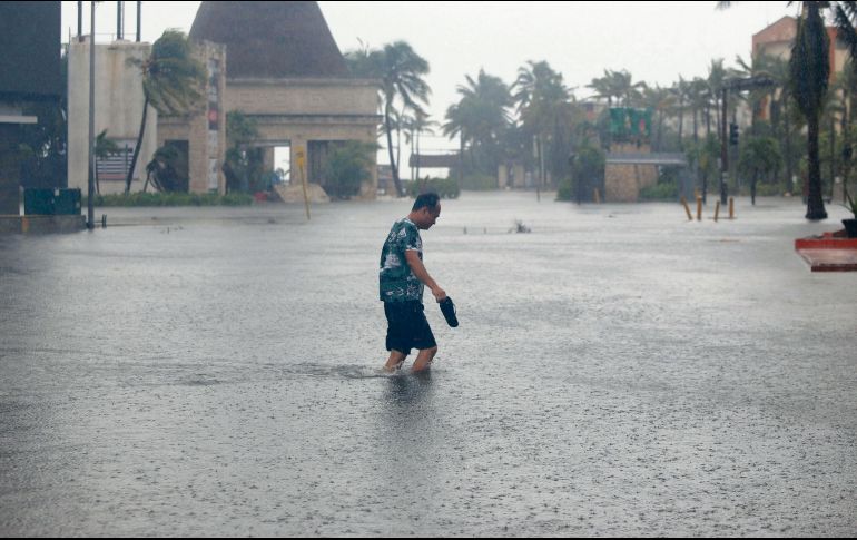 El ciclón generó inundaciones y fuertes vientos en esta zona turística de Quintana Roo. EFE