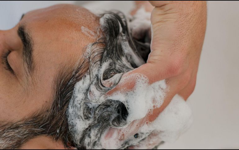 Mientras que la acumulación de aceites naturales puede mejorar la salud y apariencia del cabello, también es importante estar atento a la acumulación de productos y olores. CANVA