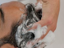 Mientras que la acumulación de aceites naturales puede mejorar la salud y apariencia del cabello, también es importante estar atento a la acumulación de productos y olores. CANVA