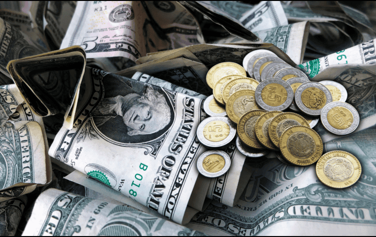 El tipo de cambio del peso frente al dólar retrocedió, después de que la Junta de Gobierno del Banco de México anunciará un nuevo recorte a su tasa de interés. AP / NTX / ARCHIVO