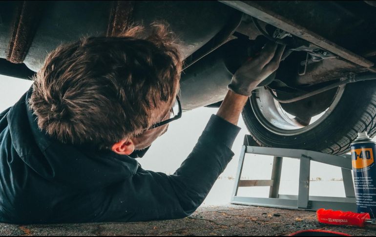 Verificar que un automóvil de segunda mano esté en óptimas condiciones puede ser complicado, ya que es necesario examinar todos sus componentes en detalle. Pexels