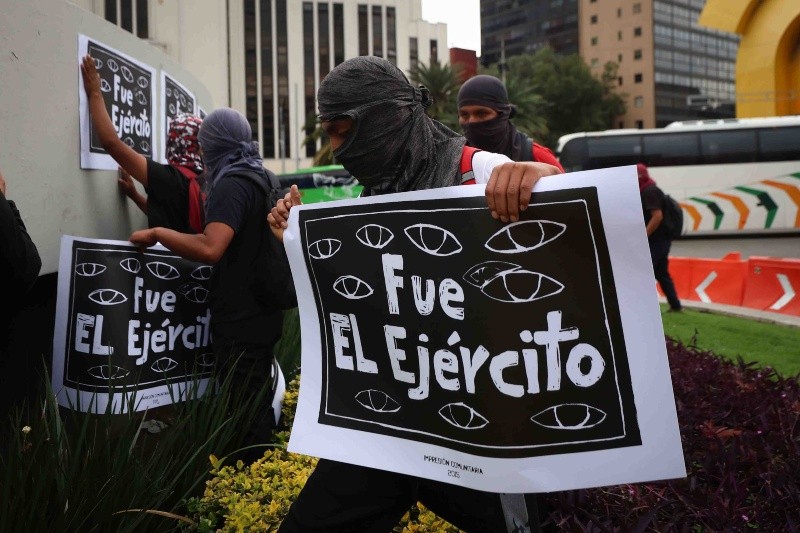 Manifestación de los padres de los 43 normalistas desaparecidos en Iguala, Guerrero, en el cruce de Reforma y Bucareli, a un día que se cumplan 10 años de la tragedia. SUN/D. Sánchez.