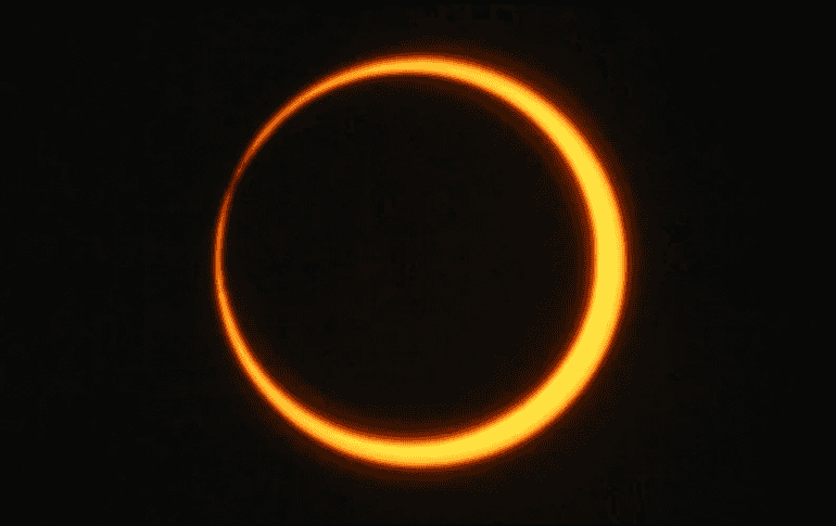 Es importante siempre proteger tu vista, usando lentes especiales para apreciar el eclipse. ESPECIAL / NASA