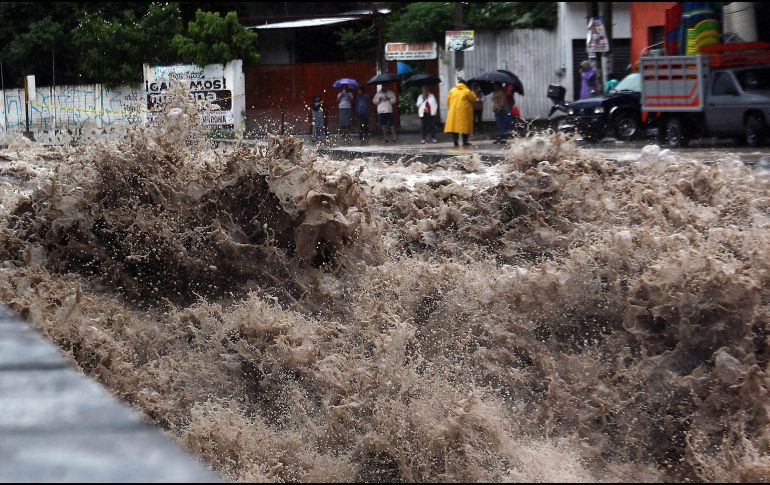 Las lluvias en Guerrero evocan los recuerdos del huracán Otis, que impactó Acapulco el 25 de octubre de 2023, dejando más de 50 muertos y grandes pérdidas materiales. EFE