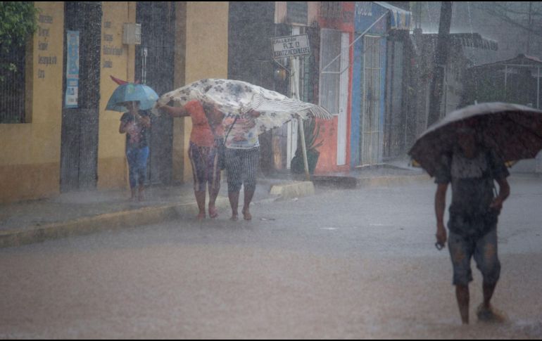 El frente frío número 3 permanecerá estacionario en el Golfo de México dando pie a lluvias torrenciales en Veracruz, Tabasco, Oaxaca y Chiapas. EFE/ARCHIVO