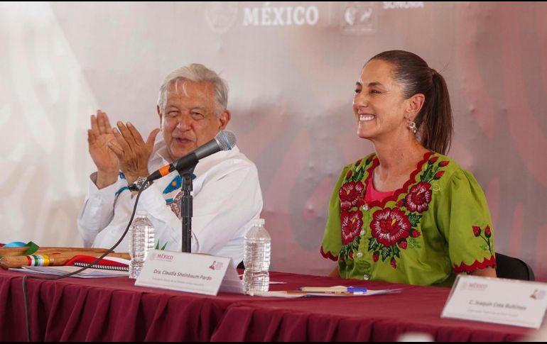 El Presidente de México, Andrés Manuel López Obrador, y la presidenta electa, Claudia Sheinbaum (d), participan durante un acto protocolario este viernes en la comunidad indígena de Vícam, capital de la Nación Yaqui, en el municipio de Guaymas, Sonora. EFE/D. Sánchez