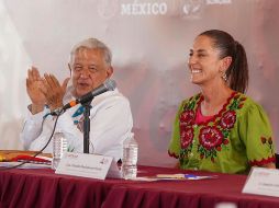 El Presidente de México, Andrés Manuel López Obrador, y la presidenta electa, Claudia Sheinbaum (d), participan durante un acto protocolario este viernes en la comunidad indígena de Vícam, capital de la Nación Yaqui, en el municipio de Guaymas, Sonora. EFE/D. Sánchez