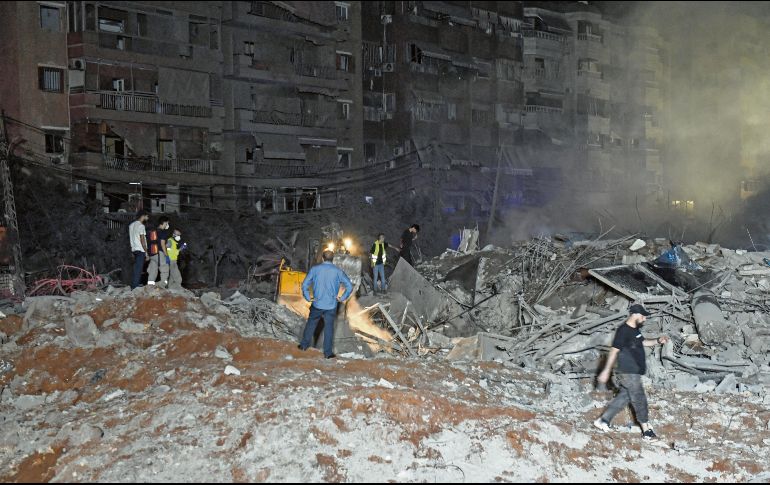 Equipos de rescate trabajaron horas entre los escombros. EFE