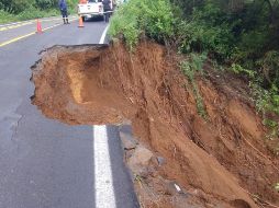 La carretera Sayula - San Gabriel se encuentra cerrada por la aparición de este socavón. ESPECIAL / Protección Civil y Bomberos de Jalisco