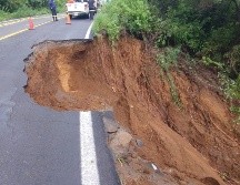 La carretera Sayula - San Gabriel se encuentra cerrada por la aparición de este socavón. ESPECIAL / Protección Civil y Bomberos de Jalisco
