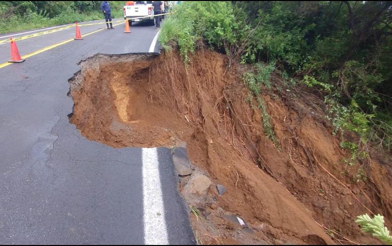 La carretera Sayula - San Gabriel se encuentra cerrada por la aparición de este socavón. ESPECIAL / Protección Civil y Bomberos de Jalisco