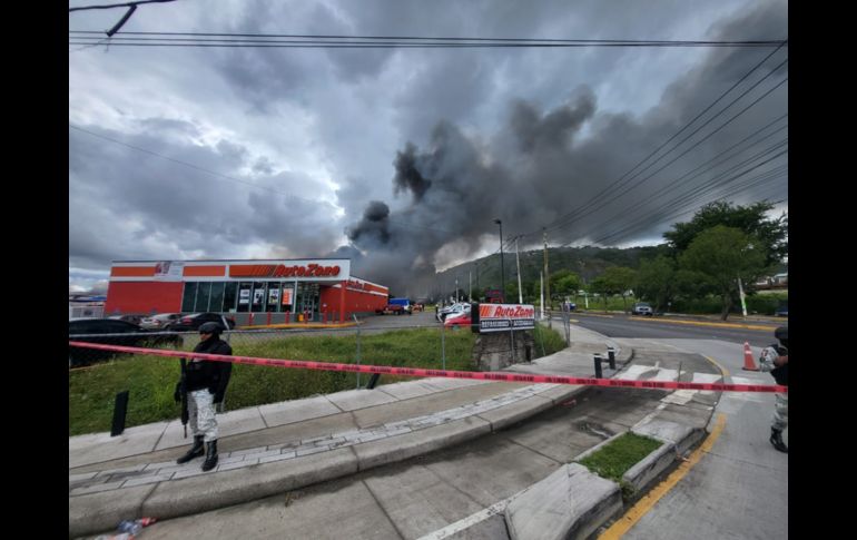 En cuestión de minutos, el fuego se ha propagado rápidamente por el lugar, causando preocupación e incertidumbre entre los vecinos. EL INFORMADOR / O. González