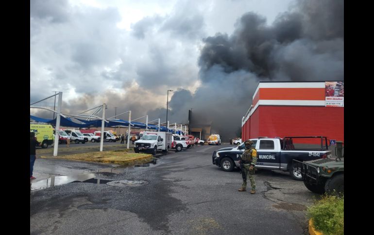 En cuestión de minutos, el fuego se ha propagado rápidamente por el lugar, causando preocupación e incertidumbre entre los vecinos. EL INFORMADOR / O. González