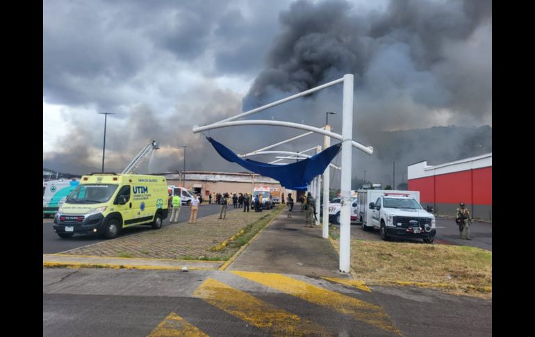 En cuestión de minutos, el fuego se ha propagado rápidamente por el lugar, causando preocupación e incertidumbre entre los vecinos. EL INFORMADOR / O. González