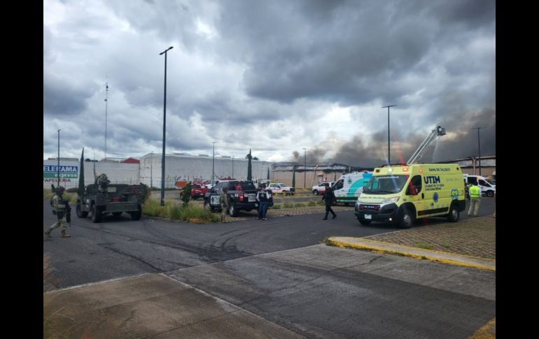 En cuestión de minutos, el fuego se ha propagado rápidamente por el lugar, causando preocupación e incertidumbre entre los vecinos. EL INFORMADOR / O. González