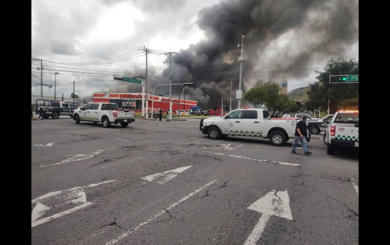 En cuestión de minutos, el fuego se ha propagado rápidamente por el lugar, causando preocupación e incertidumbre entre los vecinos. EL INFORMADOR / O. González