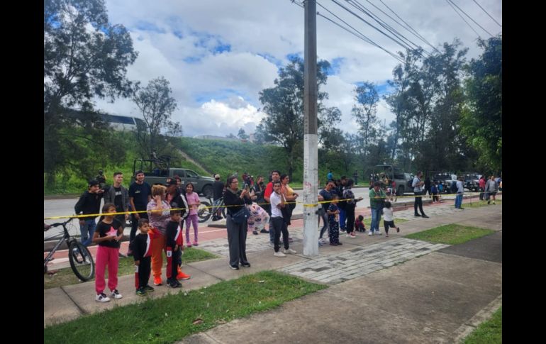 En cuestión de minutos, el fuego se ha propagado rápidamente por el lugar, causando preocupación e incertidumbre entre los vecinos. EL INFORMADOR / O. González