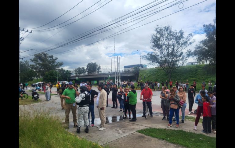 En cuestión de minutos, el fuego se ha propagado rápidamente por el lugar, causando preocupación e incertidumbre entre los vecinos. EL INFORMADOR / O. González