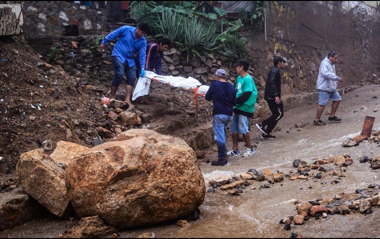 Autoridades oaxaqueñas confirmaron el hallazgo de dos cuerpos, quienes quedaron sepultados en su casa tras el deslave de un cerro. EFE/ David Guzmán
