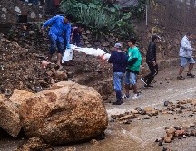 Autoridades oaxaqueñas confirmaron el hallazgo de dos cuerpos, quienes quedaron sepultados en su casa tras el deslave de un cerro. EFE/ David Guzmán