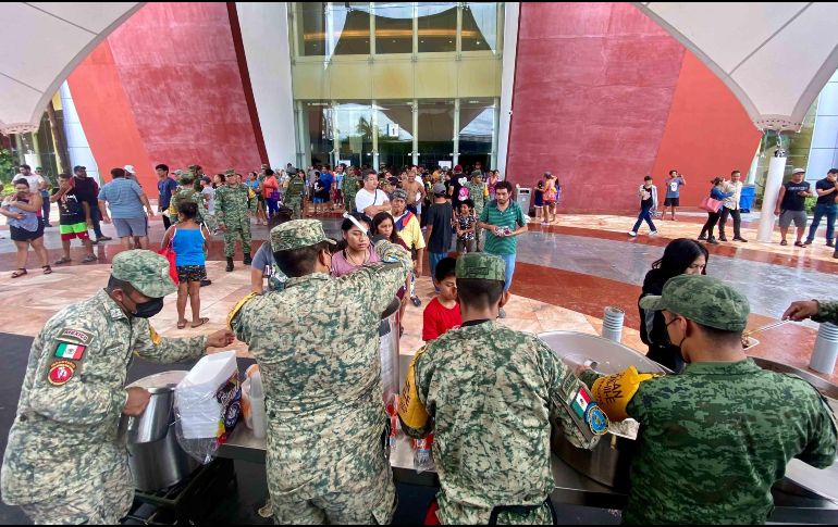 Se instaló un comedor comunitario por parte de la Sedena, a las afueras del Forum Mundo Imperial en Acapulco, Guerrero, donde fue instalado un albergue. SUN/V. Rosas.