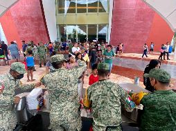 Se instaló un comedor comunitario por parte de la Sedena, a las afueras del Forum Mundo Imperial en Acapulco, Guerrero, donde fue instalado un albergue. SUN/V. Rosas.