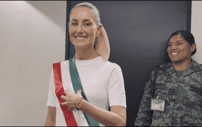 En un video compartido en redes, se aprecia el momento en que la presidenta electa se prueba la banda presidencial. X/@Claudiashein