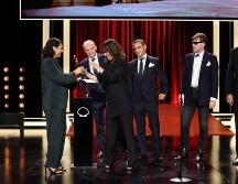 Jornada de gloria. Talento de la cinta “Tardes de soledad”; su director, Albert Serra, luce unos lentes oscuros. EFE/J. Herrero