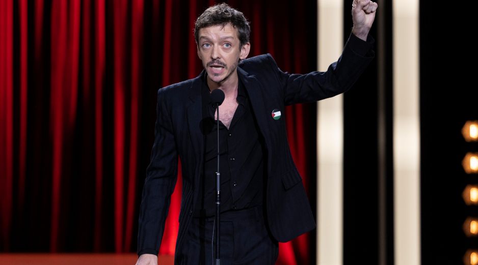 El actor argentino Nahuel Pérez Biscayart reacciona feliz al recibir el premio “Horizontes” a la Mejor Película Latinoamericana por “El jockey”. EFE/J. Herrero