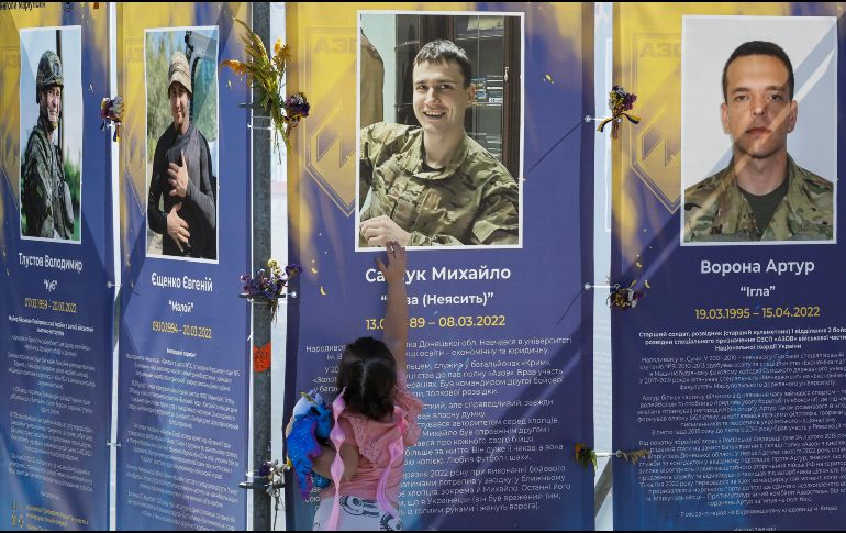 Ayer en Kiev, miles de familias se reunieron para recordar a los soldados que han muerto en los combates contra el Ejército ruso. EFE/S. Dolzhenko
