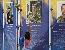 Ayer en Kiev, miles de familias se reunieron para recordar a los soldados que han muerto en los combates contra el Ejército ruso. EFE/S. Dolzhenko