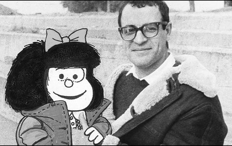 “Quino” sostiene una ilustración de las primeras versiones del personaje. ESPECIAL