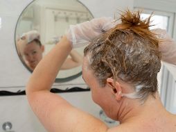 Si se tiene el cabello teñido o dañado, lo mejor es utilizar shampoo una sola vez. UNSPLASH/Anthony Wade