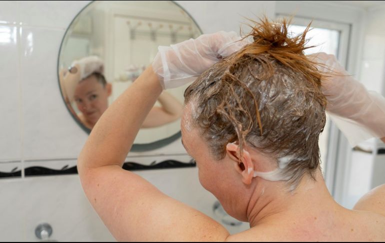 Si se tiene el cabello teñido o dañado, lo mejor es utilizar shampoo una sola vez. UNSPLASH/Anthony Wade