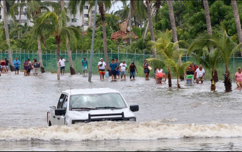 El Presidente informó que mil personas se encuentran en refugios, donde se les garantiza tres comidas calientes al día, atención médica y la entrega de despensas y agua. SUN / ARCHIVO