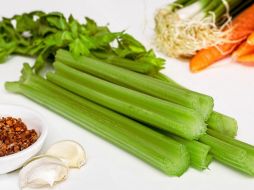 El apio es una verdura rica en fibra y agua, dos componentes esenciales para el bienestar del sistema digestivo, según la Secretaría de Agricultura y Desarrollo Rural del Gobierno de México. Pixabay