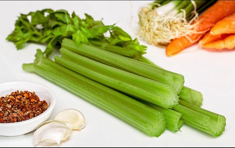 El apio es una verdura rica en fibra y agua, dos componentes esenciales para el bienestar del sistema digestivo, según la Secretaría de Agricultura y Desarrollo Rural del Gobierno de México. Pixabay