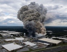 La falla hizo que el agua se mezclara con una sustancia química volátil, lo que produjo una nube de sustancias químicas. AP / B. Gray