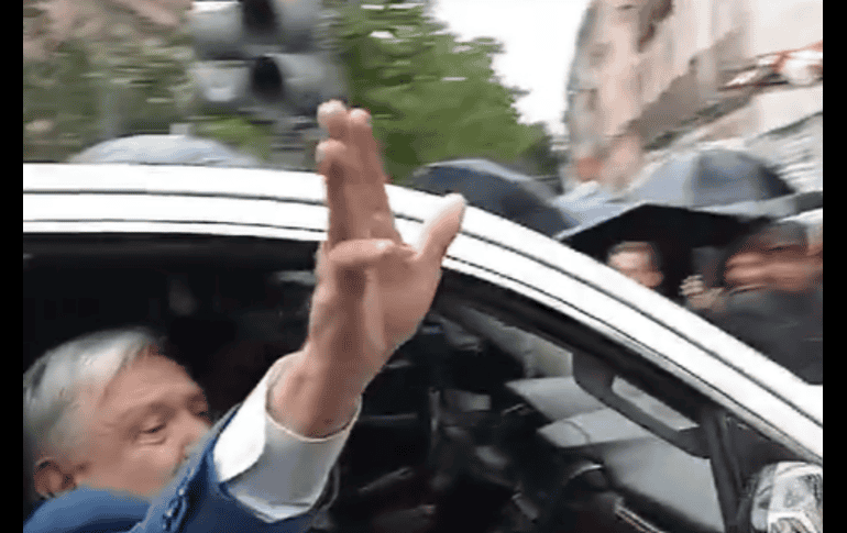 López Obrador se retiró en la camioneta blanca que lo acompañó durante todo su gobierno. SUN