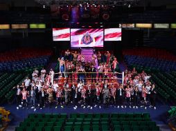 Las Chivas se tomaron la foto del recuerdo que quedará en la posteridad por el simbolismo de la imagen al contar con representación de una de las costumbres más importantes de México. FACEBOOK / CHIVAS