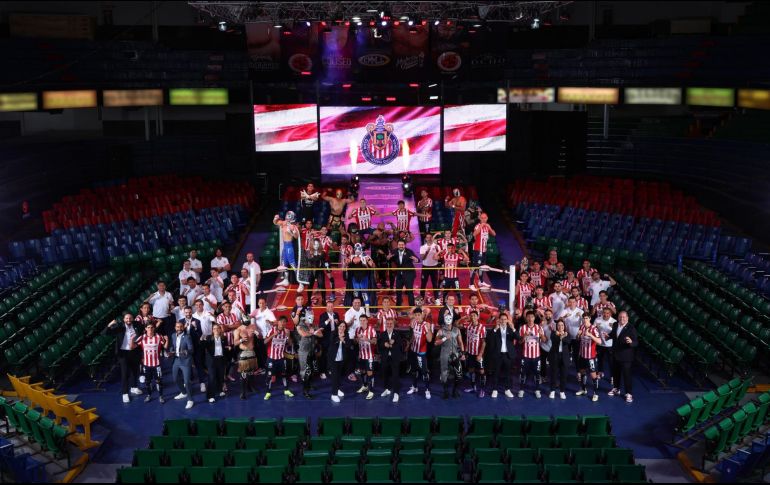 Las Chivas se tomaron la foto del recuerdo que quedará en la posteridad por el simbolismo de la imagen al contar con representación de una de las costumbres más importantes de México. FACEBOOK / CHIVAS