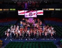 Las Chivas se tomaron la foto del recuerdo que quedará en la posteridad por el simbolismo de la imagen al contar con representación de una de las costumbres más importantes de México. FACEBOOK / CHIVAS