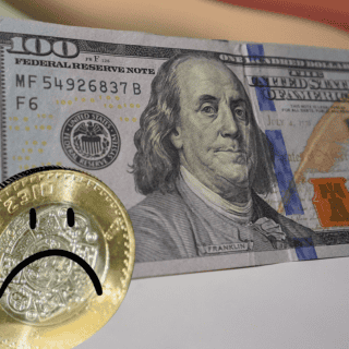 El peso mexicano cae mientras el dólar se fortalece