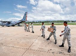 Las primeras toneladas de despensas ya se encuentran en el puerto guerrerense. EFE