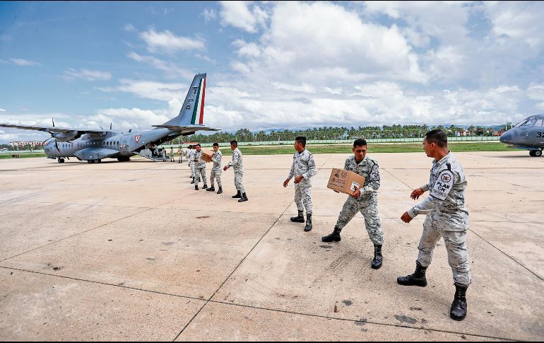 Las primeras toneladas de despensas ya se encuentran en el puerto guerrerense. EFE