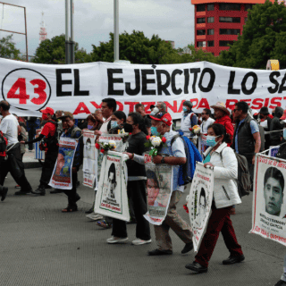 Sheinbaum promete encontrar a los 43 desaparecidos de Ayotzinapa